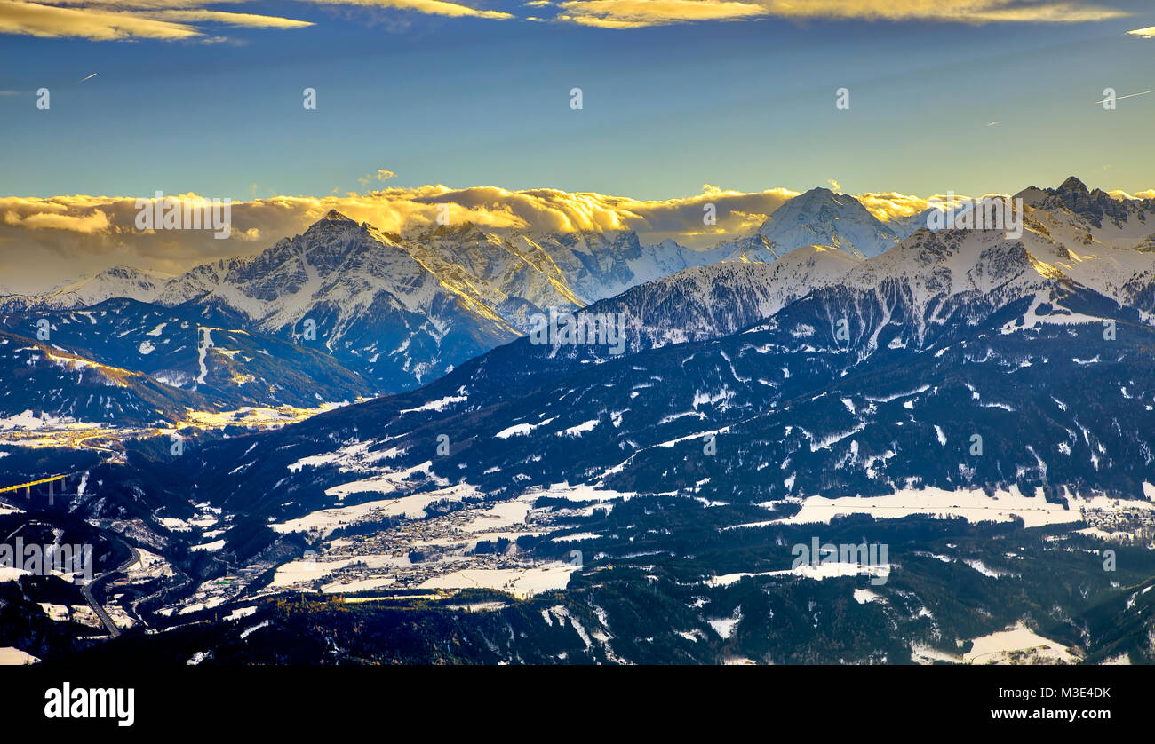 INNSBRUCK, Austria - 26 gennaio: (Nota dell'editore: Questa immagine HDR è stato miscelato digitalmente.) Le Alpi sono visti dal Monte Seegrube on gennaio 26, 2018 a Innsbruck, Austria. Foto Stock