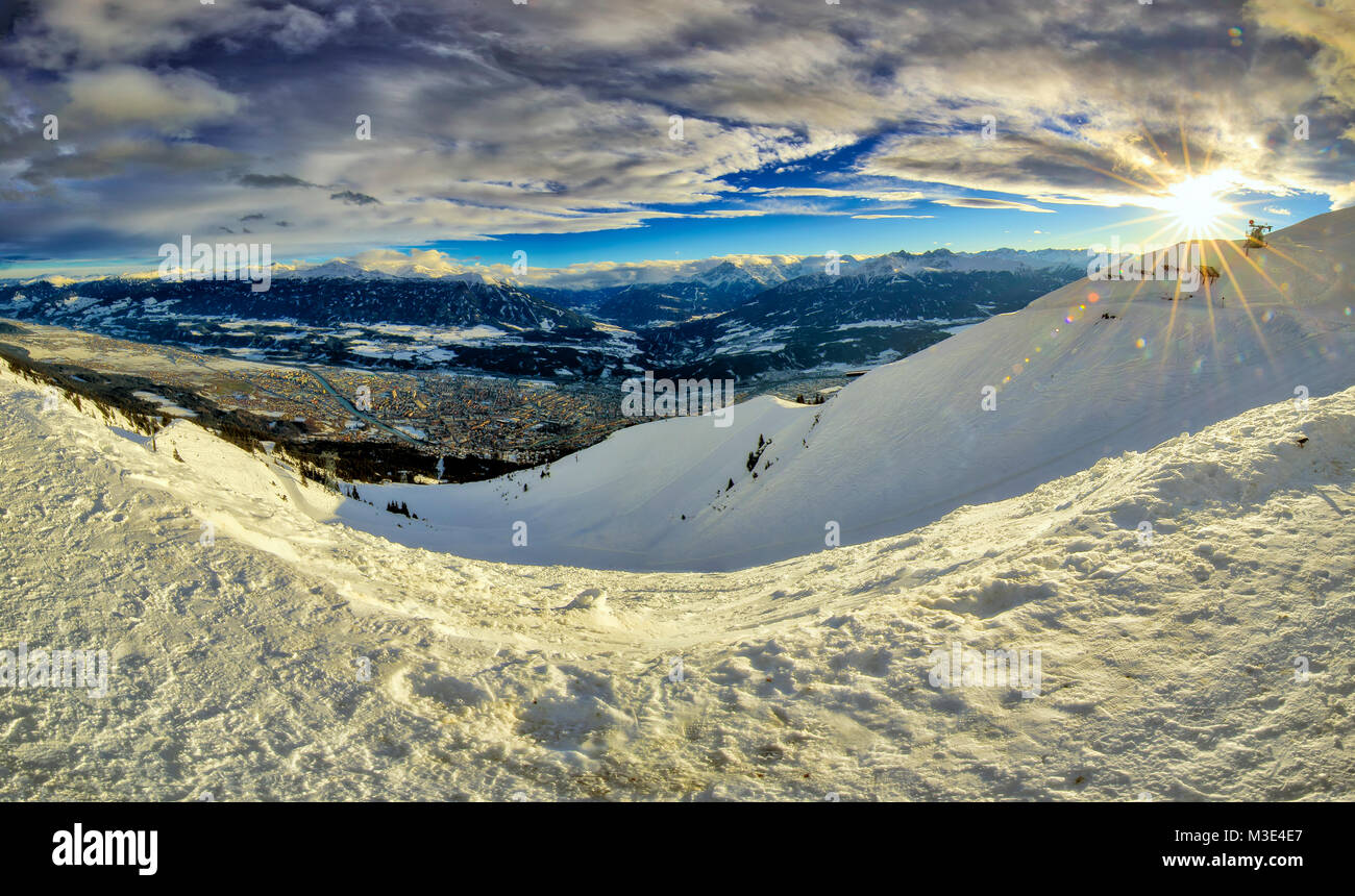 INNSBRUCK, Austria - 26 gennaio: (Nota dell'editore: Questa immagine HDR è stato miscelato digitalmente.) Innsbruck e le Alpi sono visti dal Monte Seegrube on gennaio 26, 2018 a Innsbruck, Austria. Foto Stock