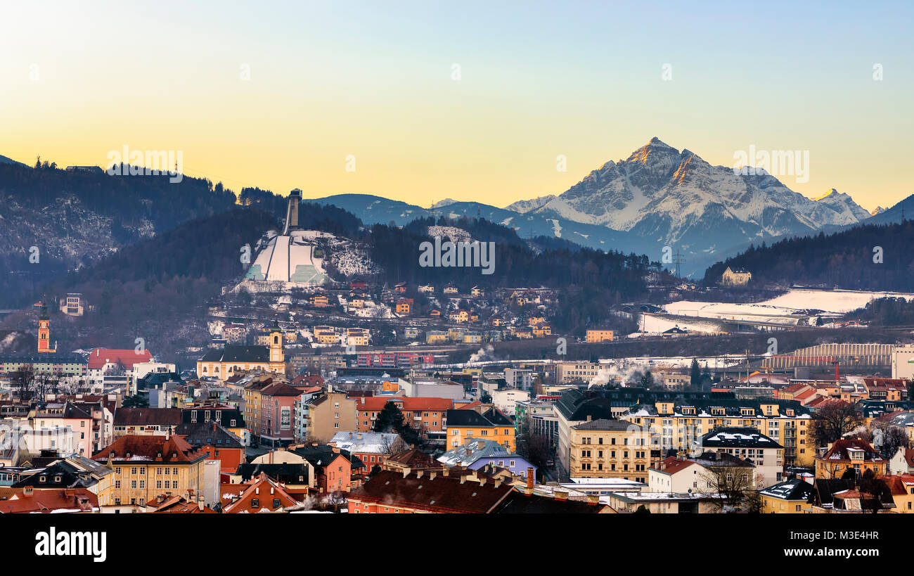 INNSBRUCK, Austria - 27 gennaio: (nota del redattore: latitudine di esposizione di questa immagine è stata aumentata digitalmente.) Il Bergisel Ski Jump e le Alpi sono visti dal tetto del TC Hotel on gennaio 27, 2018 a Innsbruck, Austria. Foto Stock