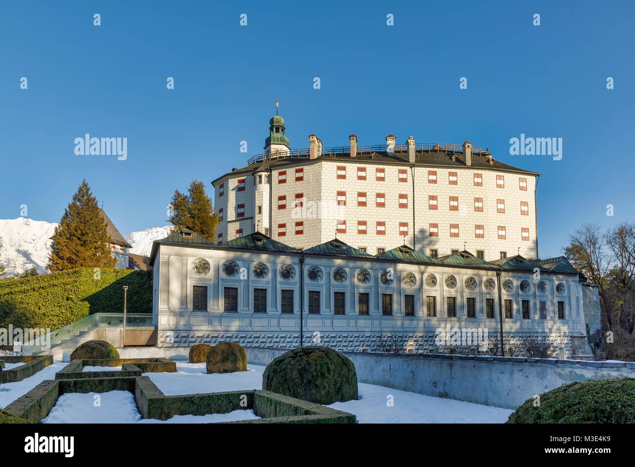 INNSBRUCK, Austria - 27 gennaio: (nota del redattore: latitudine di esposizione di questa immagine è stata aumentata digitalmente.) Il castello di Ambras (in tedesco: Scloß Ambras) è visto dal suo giardino il 27 gennaio 2018 a Innsbruck, Austria. Foto Stock