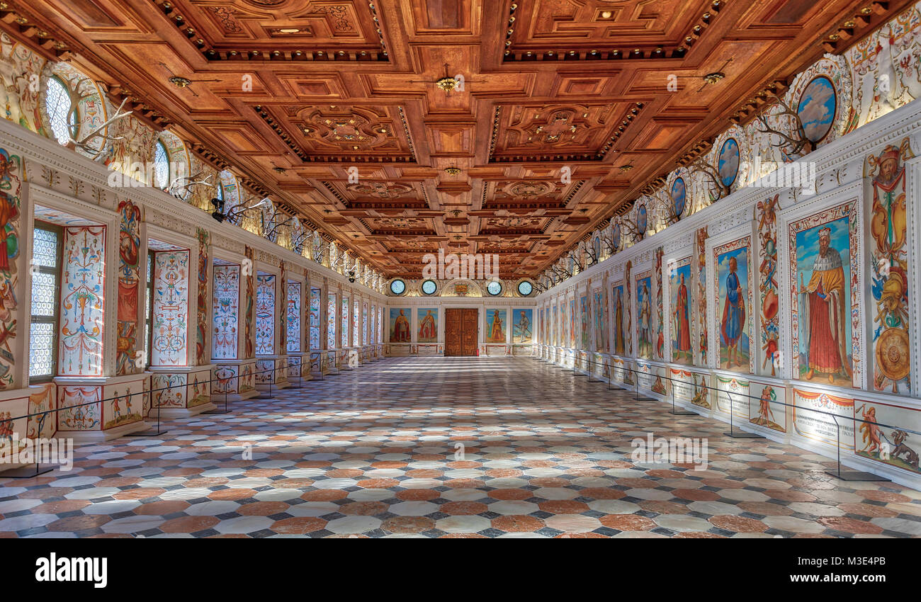 INNSBRUCK, Austria - 27 gennaio: (Nota dell'editore: Questa immagine HDR è stato miscelato digitalmente.) La Sala Spagnola (in tedesco: Spanischer Saal) è visto presso il castello di Ambras (in tedesco: Scloß Ambras) il 27 gennaio 2018 a Innsbruck, Austria. Foto Stock