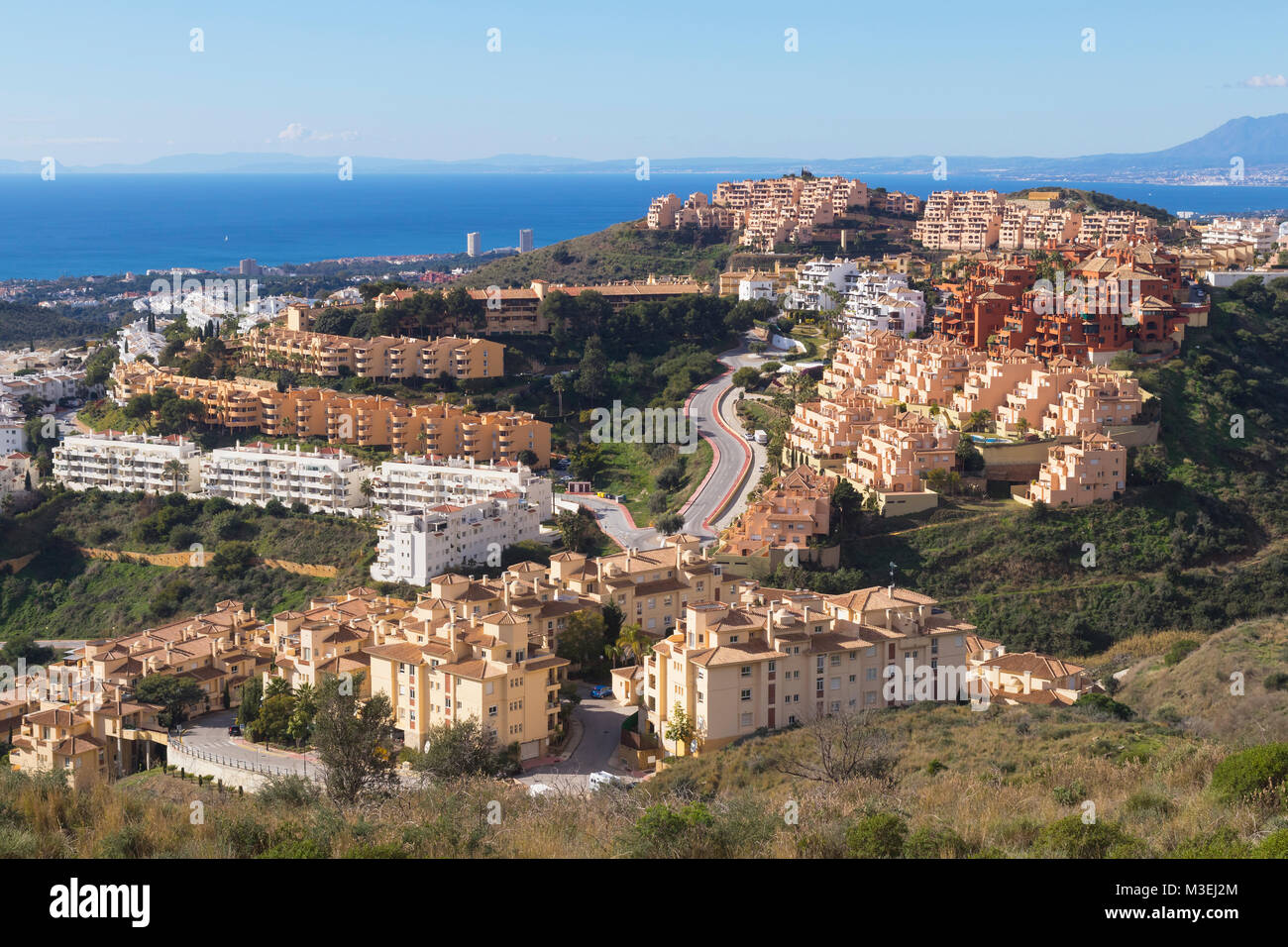 Navigazione La Cala de Mijas, Costa del Sol, provincia di Malaga, Andalusia, Spagna meridionale. Edifici di appartamenti da due a tre chilometri entroterra con viste sul mare. Foto Stock