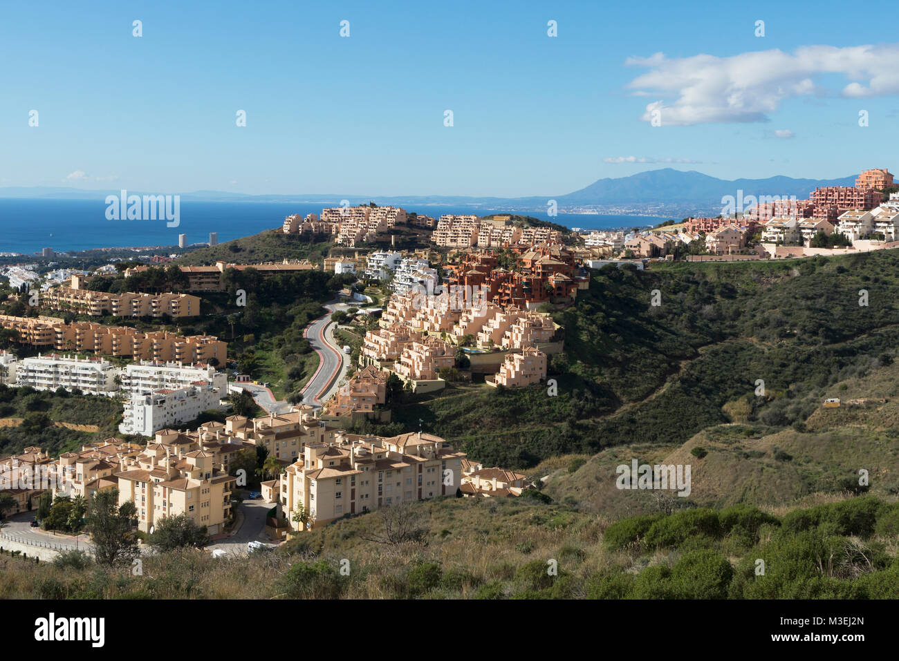 Navigazione La Cala de Mijas, Costa del Sol, provincia di Malaga, Andalusia, Spagna meridionale. Edifici di appartamenti da due a tre chilometri entroterra con viste sul mare. Foto Stock