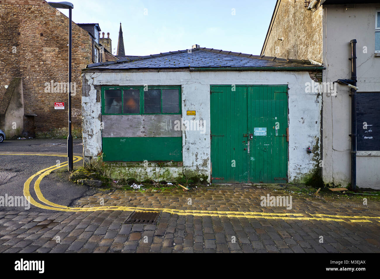 Piccole e derillict lock up officina o garage in Lancaster Foto Stock