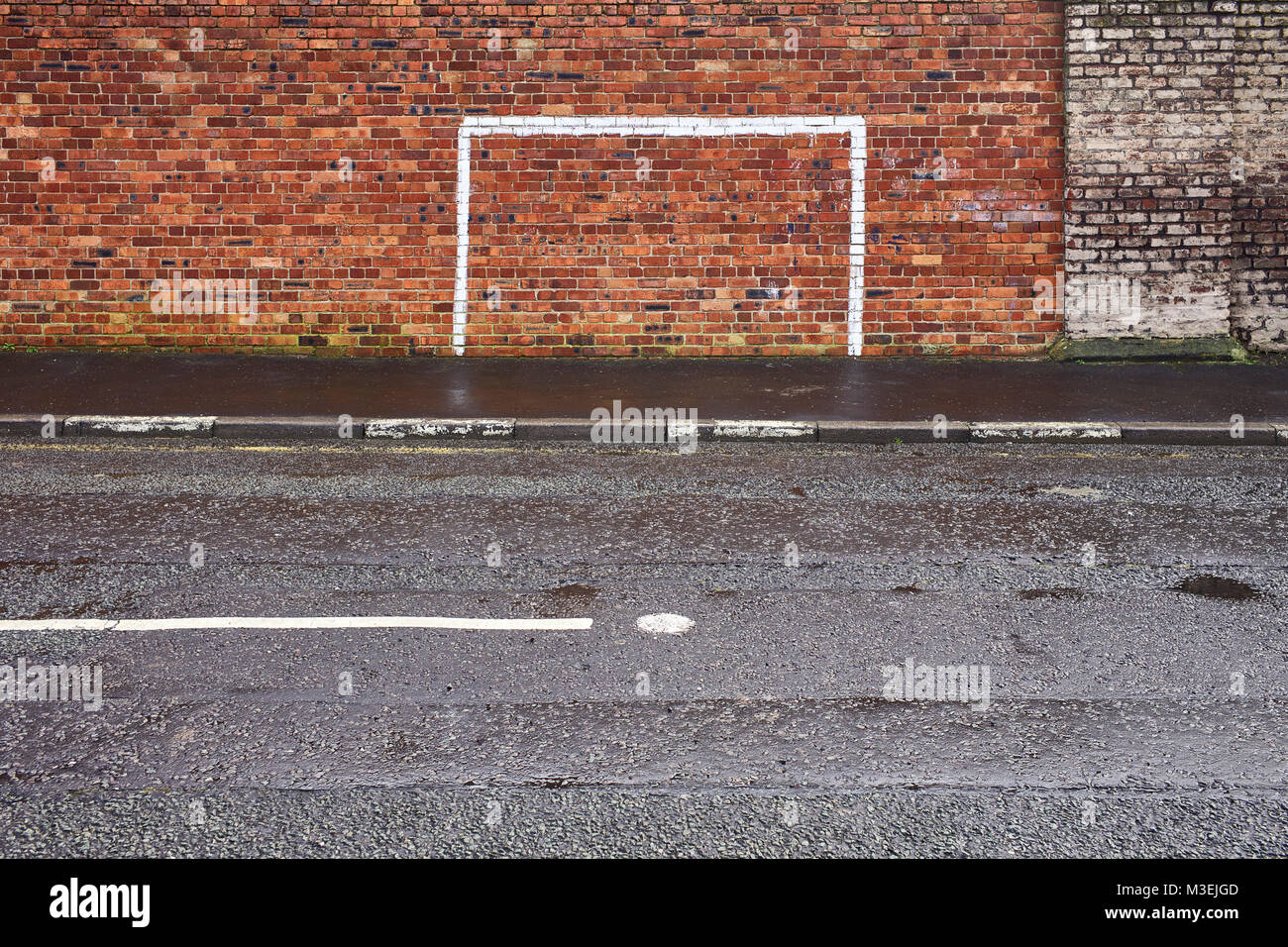 Obiettivo dipinto su un muro di mattoni nell'area del Triangolo Baltico di Liverpool, in Gran Bretagna Foto Stock