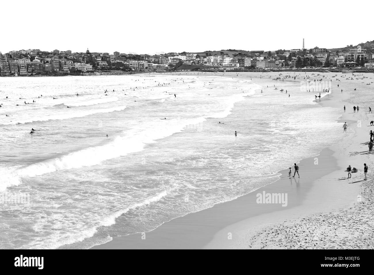 In Australia la spiaggia turistica e surfer Foto Stock