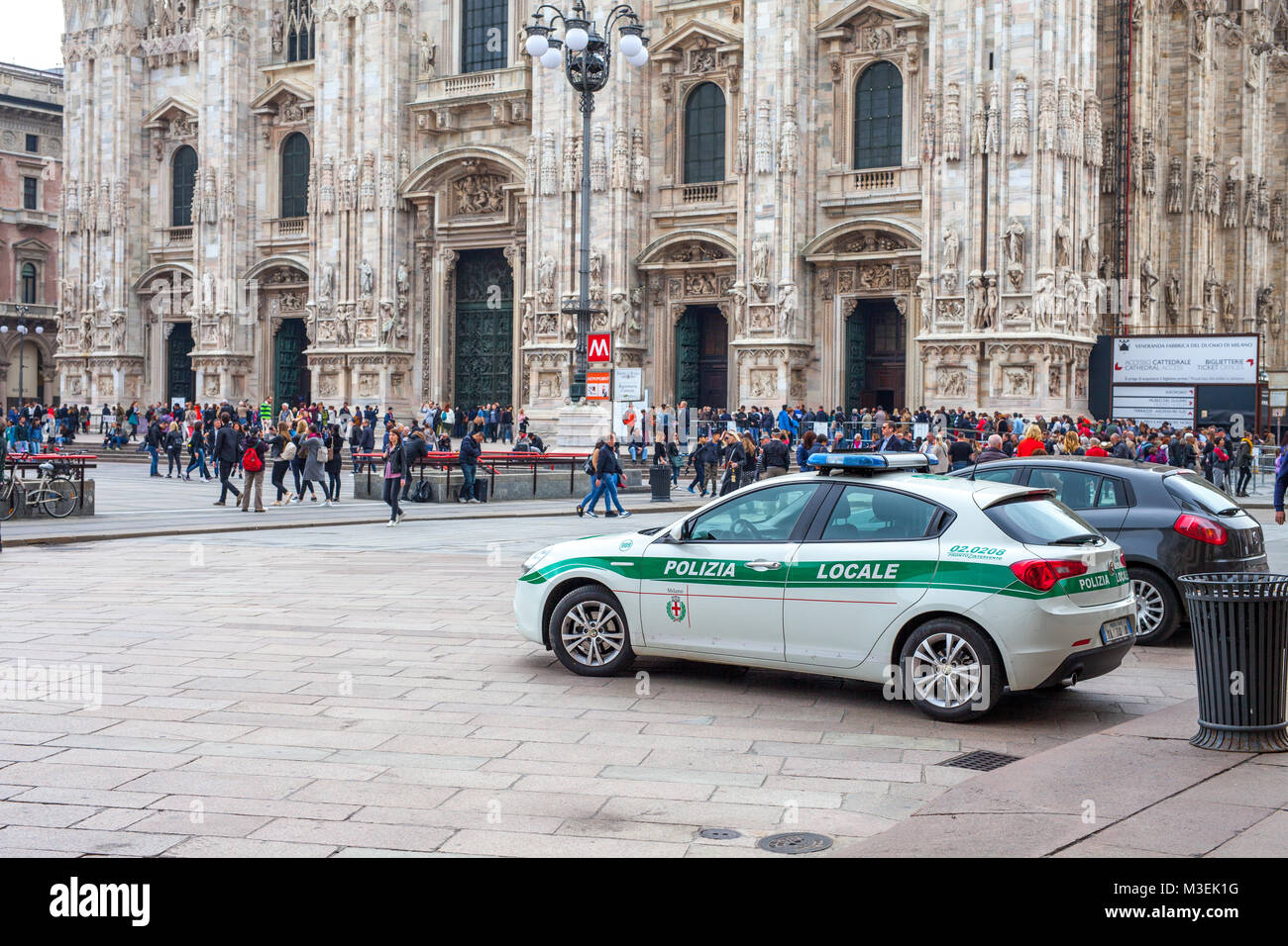 Auto della Polizia di fronte al Duomo, Italia Foto Stock