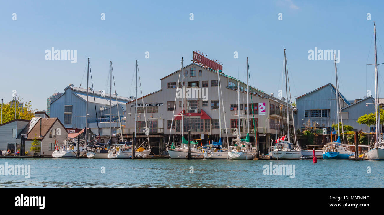 Vancouver, British Columbia / Canada - Luglio 21, 2010: Granville Island è una penisola attraverso False Creek e dal centro di Vancouver e una meta turistica molto Foto Stock