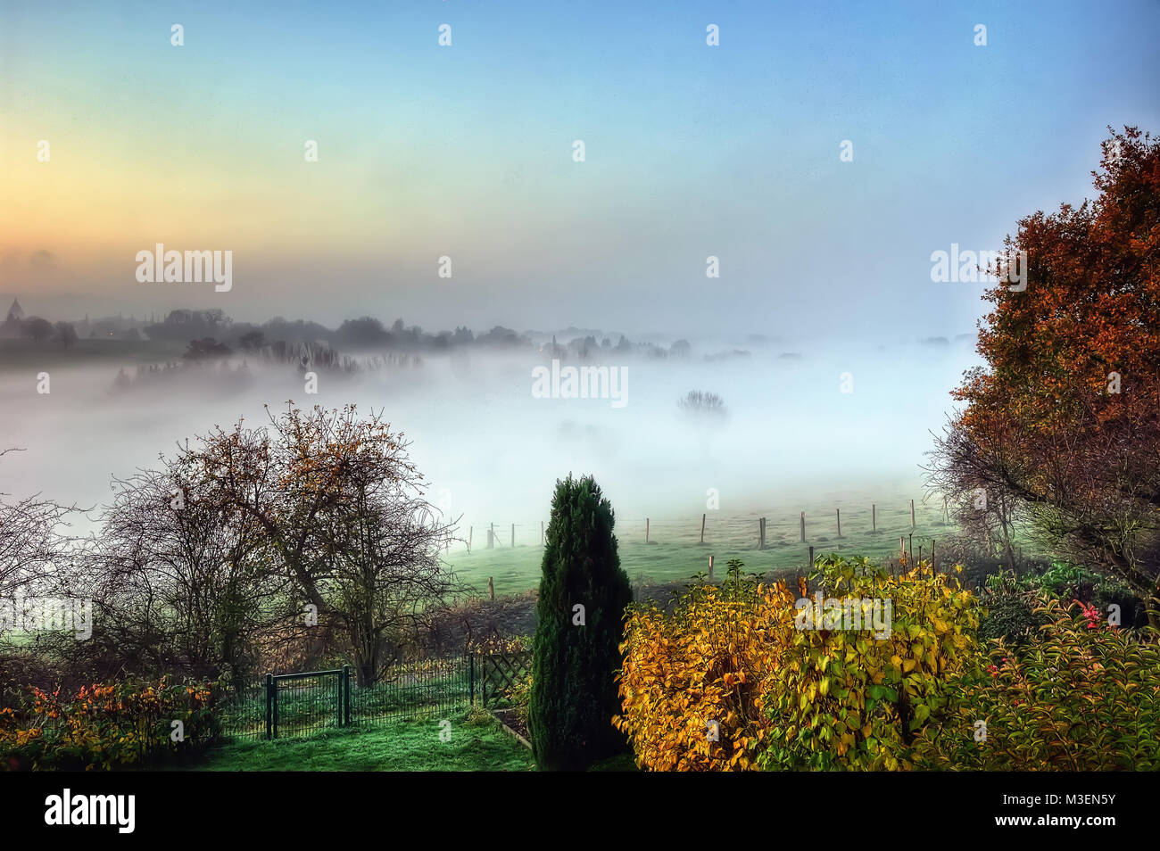 Tramonto su nebbia di mattina, Aachen, Germania prese nel 2015 Foto Stock