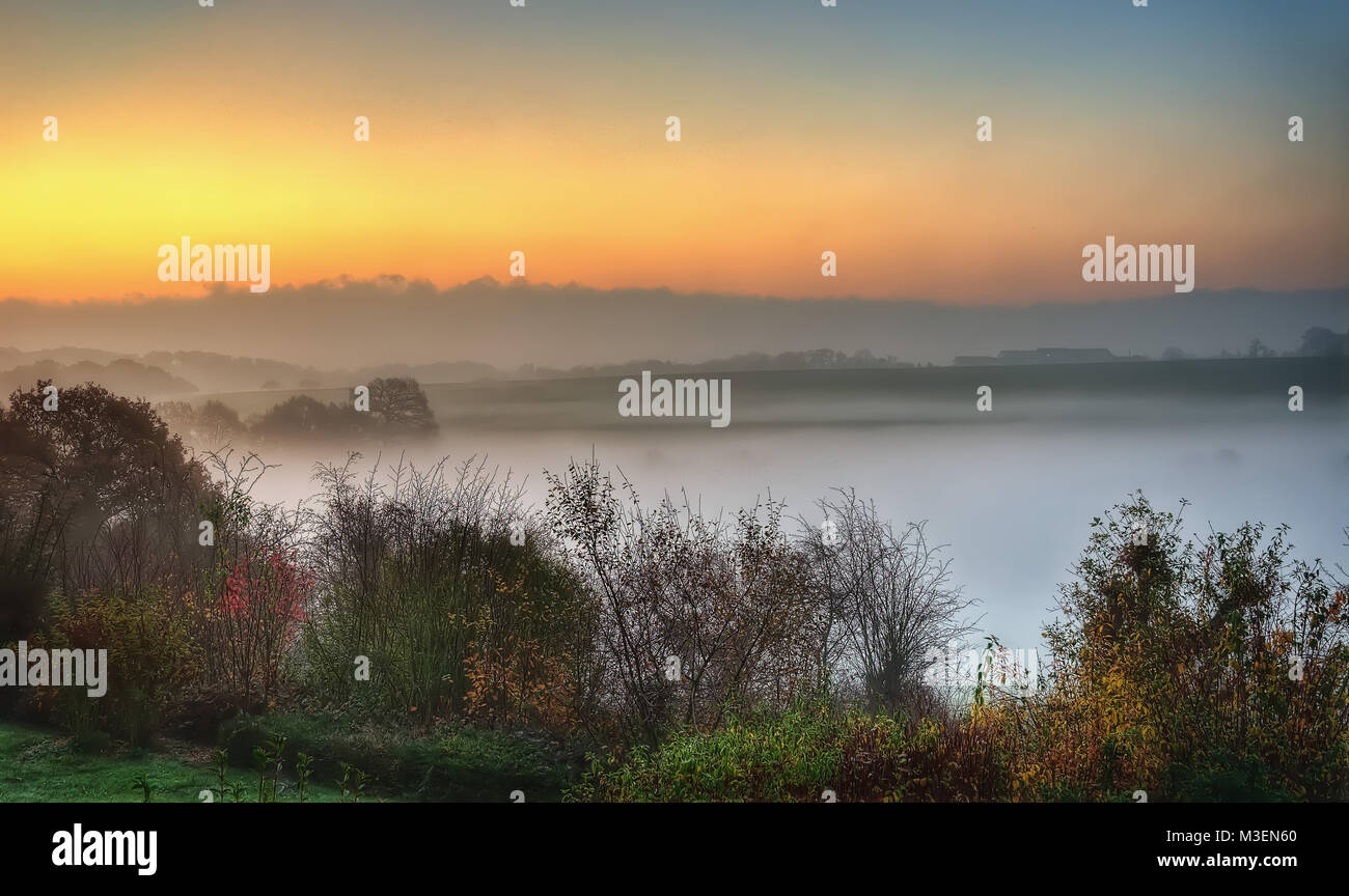 Tramonto su nebbia di mattina, Aachen, Germania prese nel 2015 Foto Stock