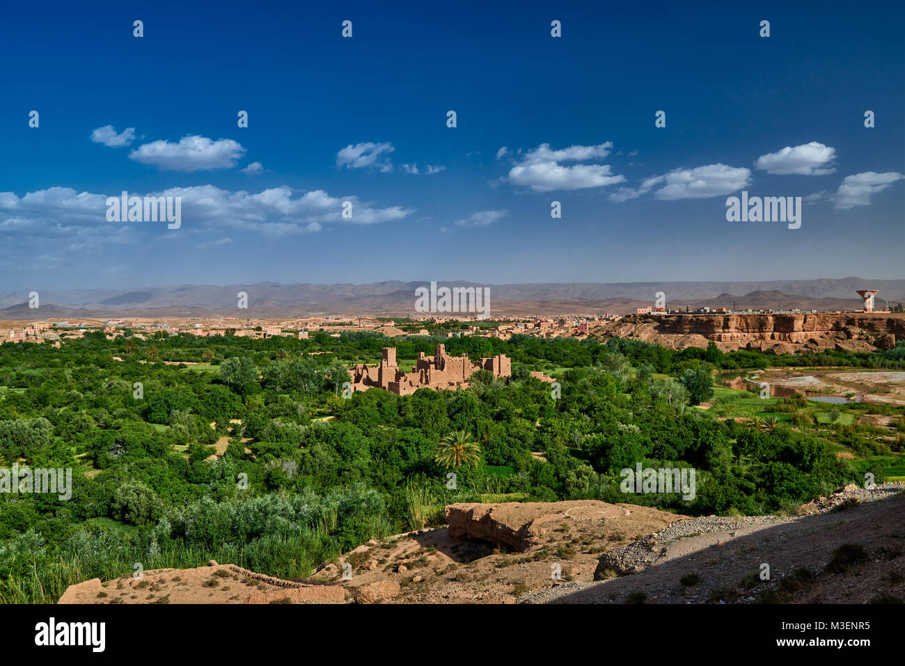 Rovine di enormi casbah in El-Kelâa M'Gouna, Marocco, Africa Foto Stock