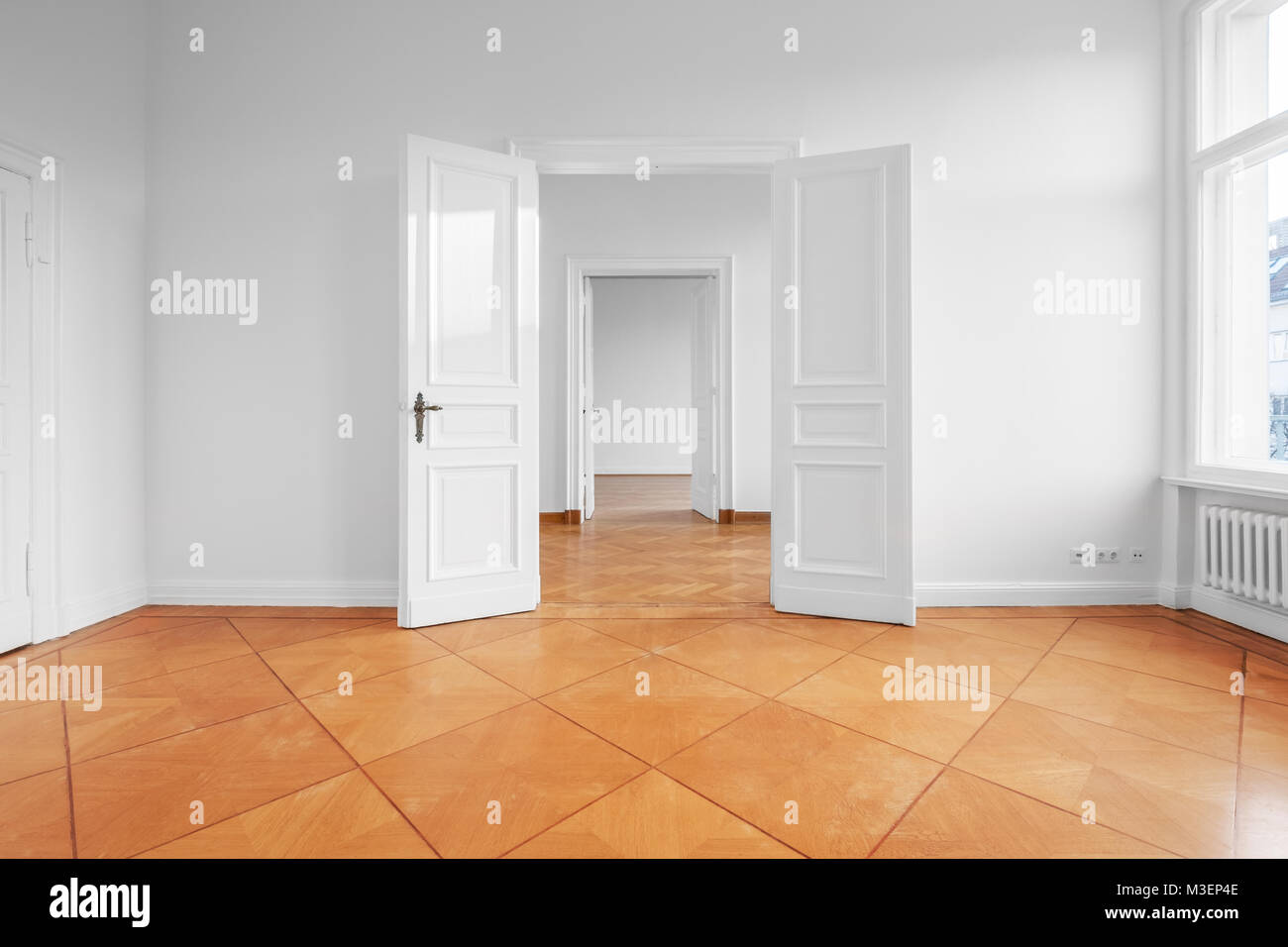 Ristrutturato appartamento vuoto con doppia porta a battente storico e pavimento in parquet - Foto Stock