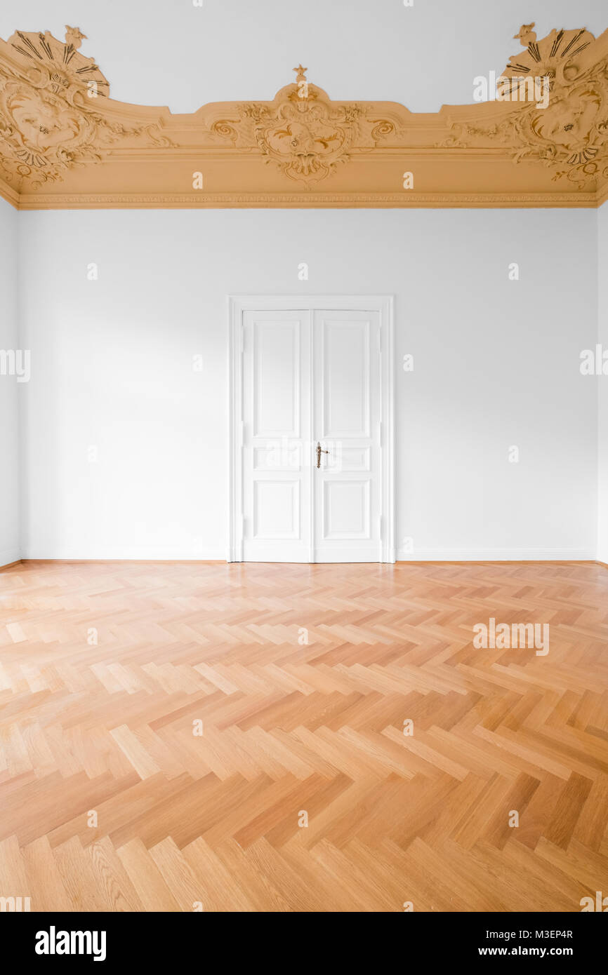 Real estate interno , stanza vuota con soffitto in stucco a spina di pesce e pavimento in parquet Foto Stock