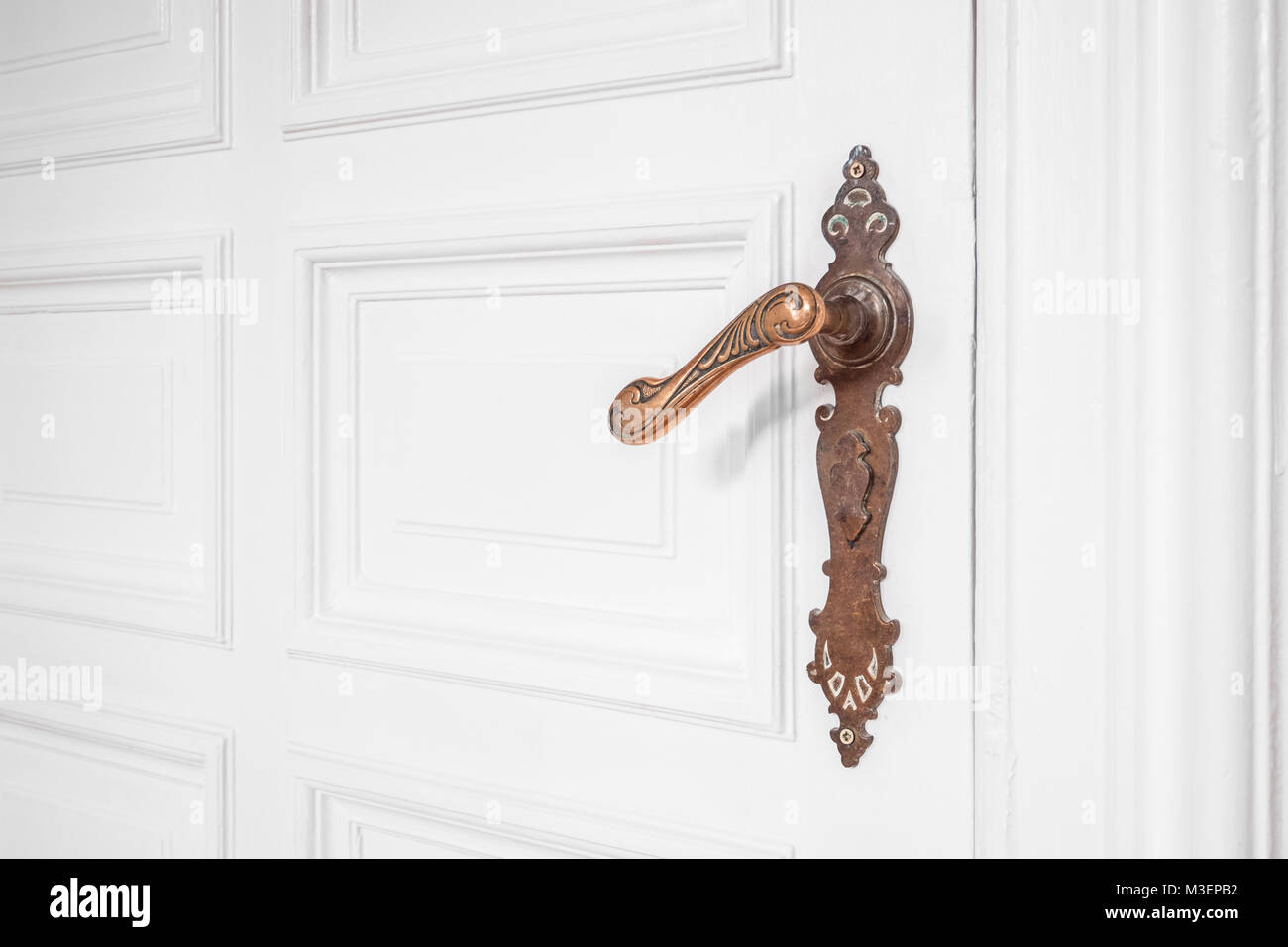 Bella la vecchia porta maniglia sulla porta di legno all'interno del vecchio edificio appartamento - interno Foto Stock