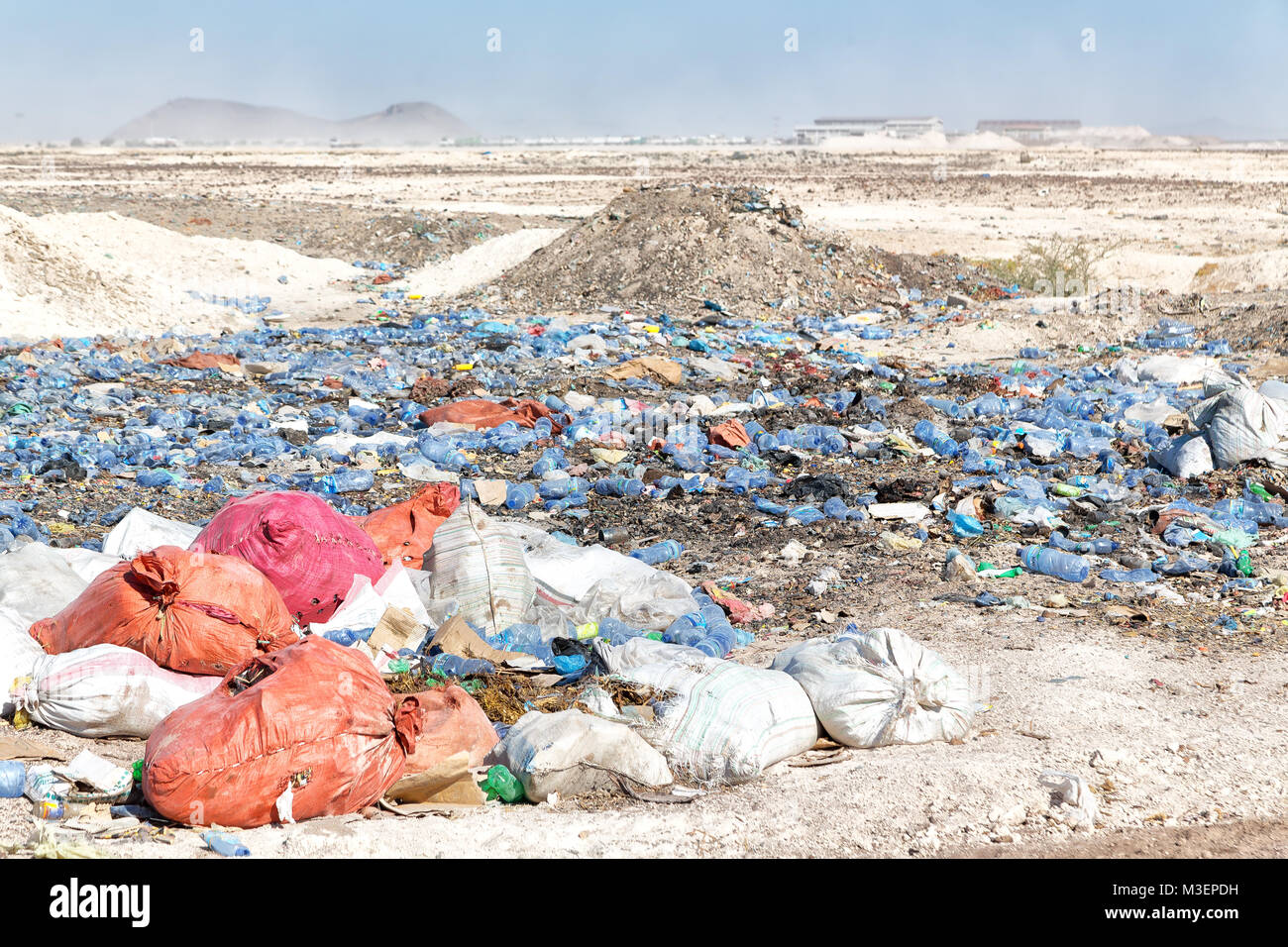 In Etiopia in Africa il gettare rifiuti e bottiglia di plastica vicino alla città Foto Stock