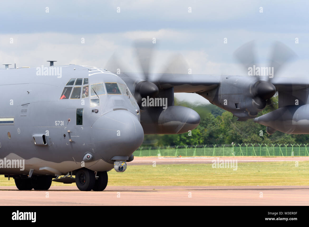 Lockheed MC-130J Hercules 11-5731 rullaggio. US Air Force Base a RAF Mildenhall progettato per combattere la ricerca e salvataggio e per le operazioni speciali missioni Foto Stock