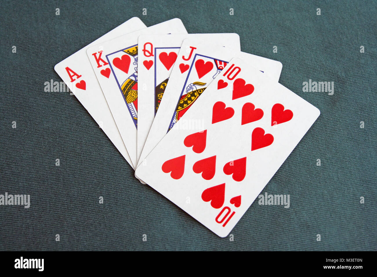 Poker chips e carte da poker. Gioco del poker. Carte vincenti sul tavolo. Foto Stock
