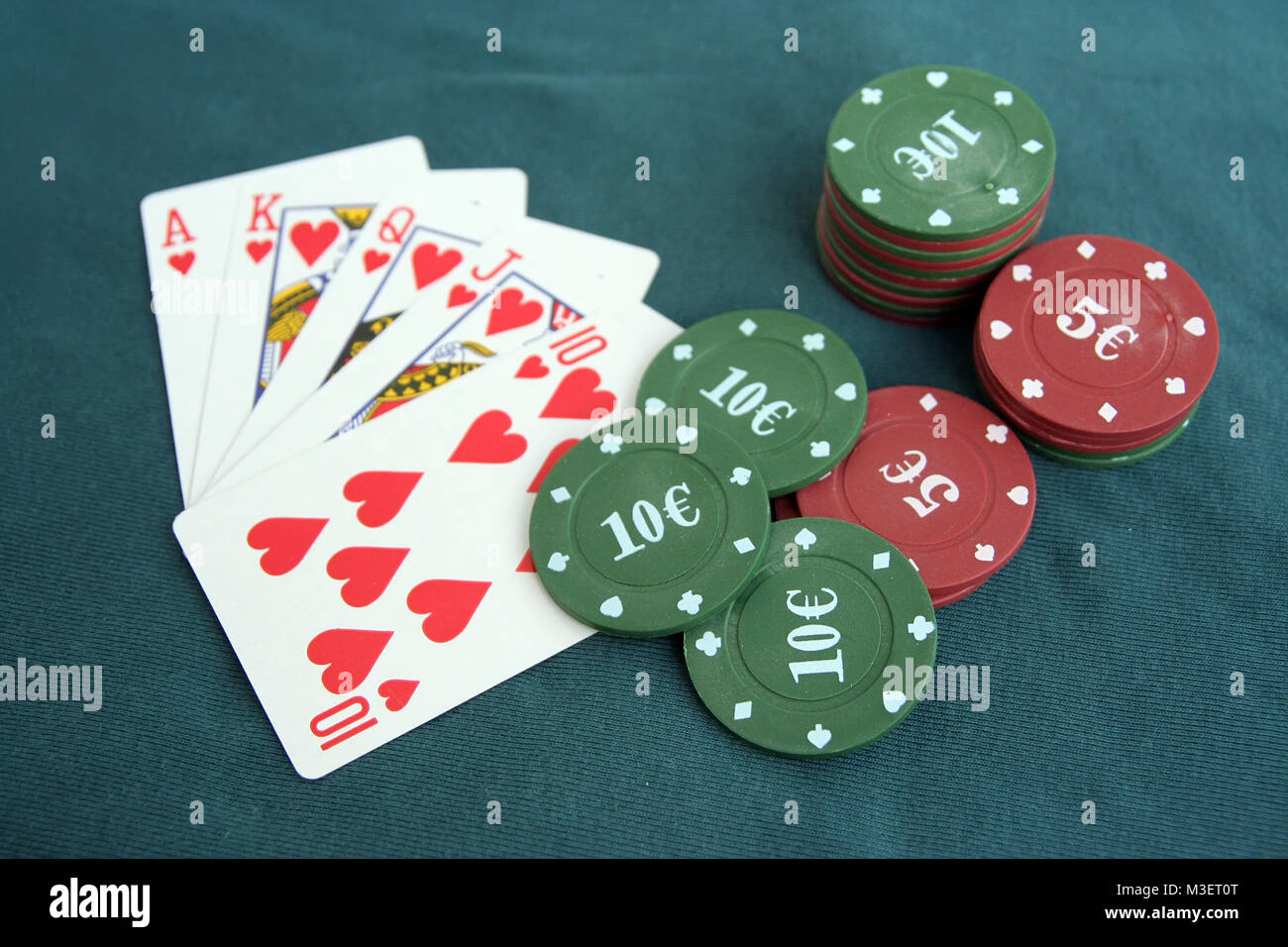 Poker chips e carte da poker. Gioco del poker. Carte vincenti sul tavolo. Foto Stock