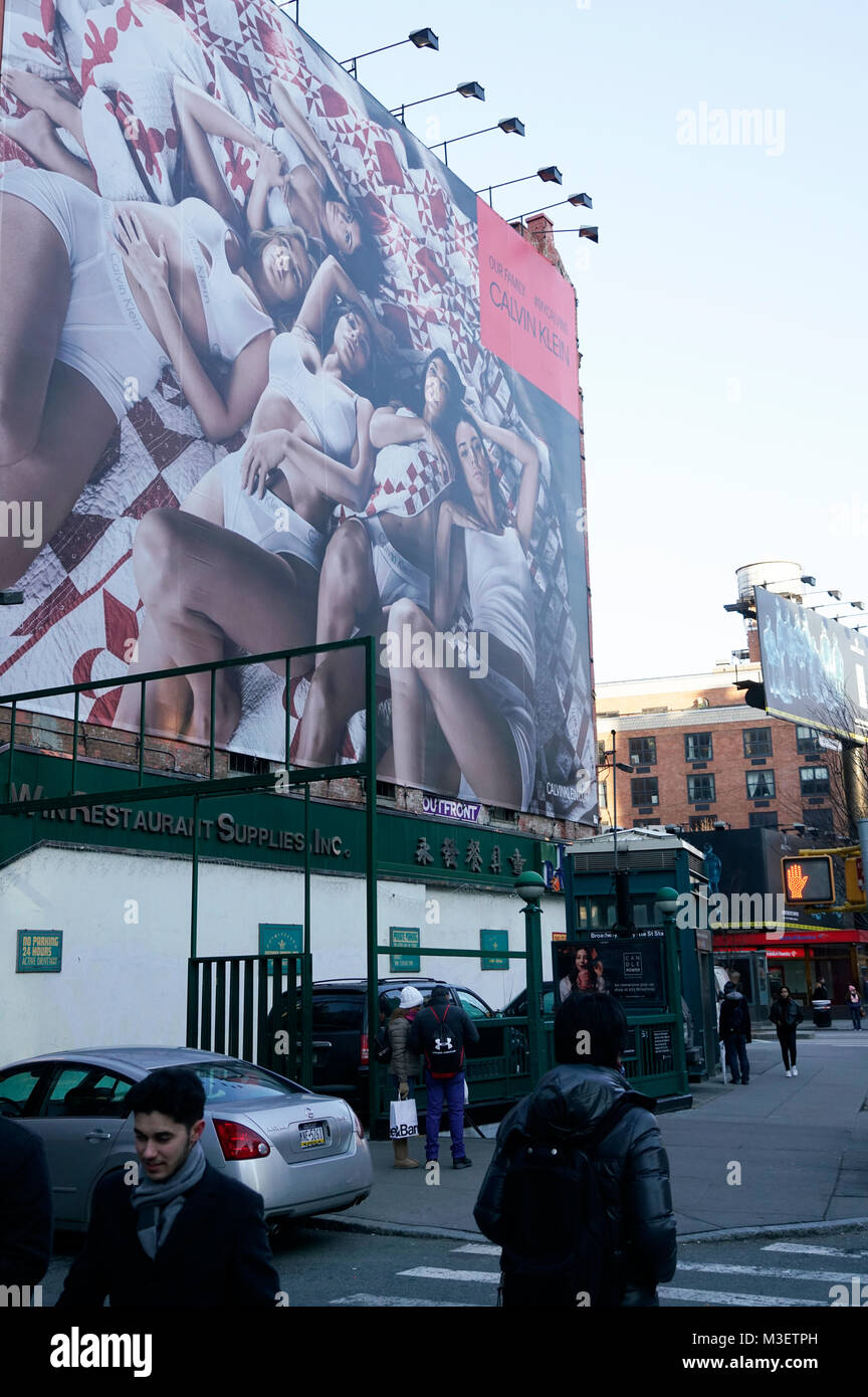 Cartelloni pubblicitari con i pedoni a E.Houstion Street e Crosby Street.nella zona di SoHo.Manhattan.New York City.USA Foto Stock