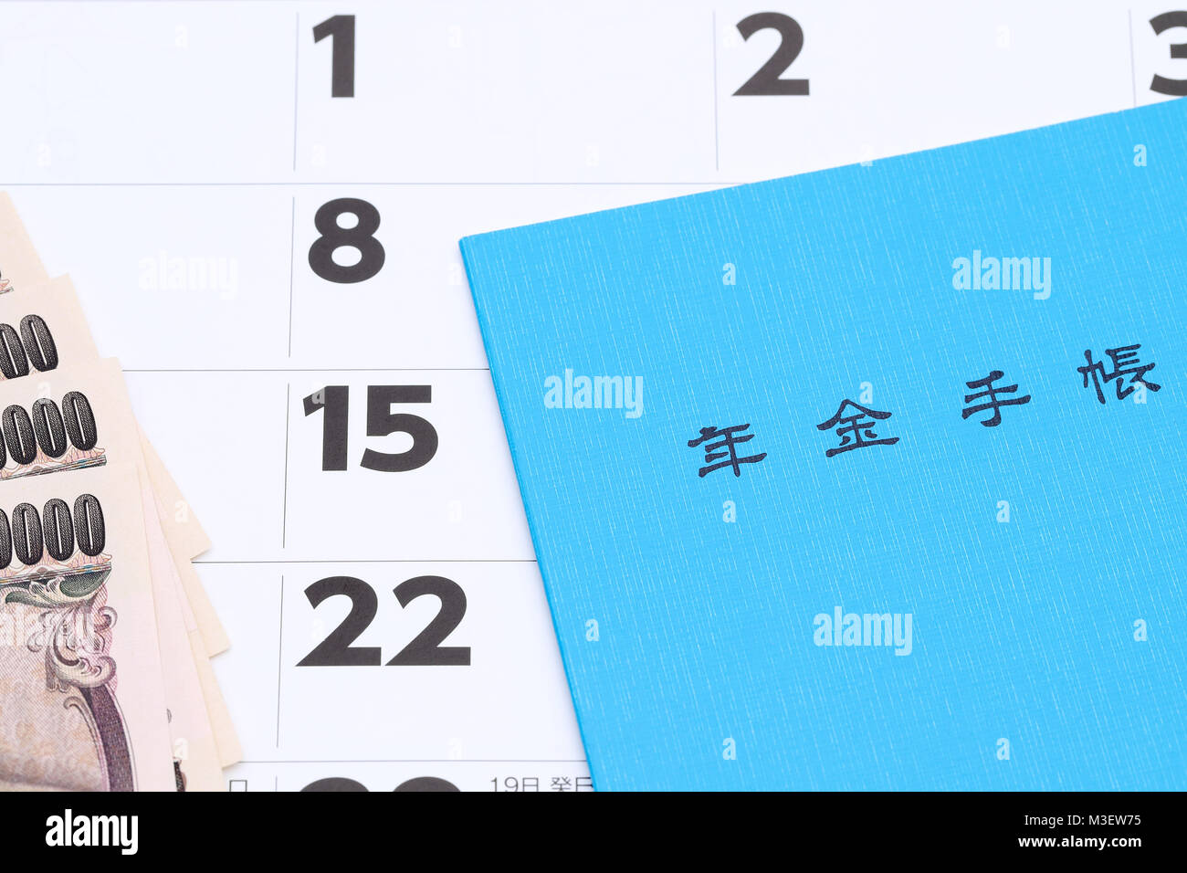 Nazionale Giapponese piano pensionistico handbook e denaro su sfondo calendario Foto Stock