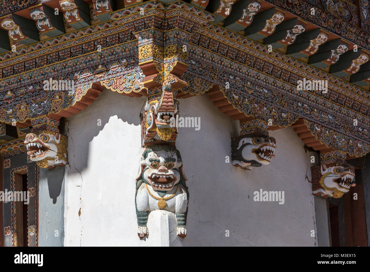 Phobjikha, Bhutan. Gangte monastero (Goemba), sculture che rappresentano leoni di neve. Foto Stock