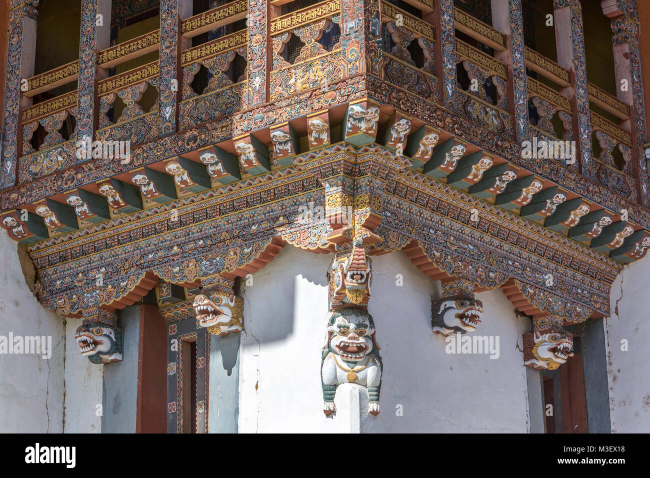 Phobjikha, Bhutan. Gangte monastero (Goemba), sculture che rappresentano leoni di neve. Foto Stock