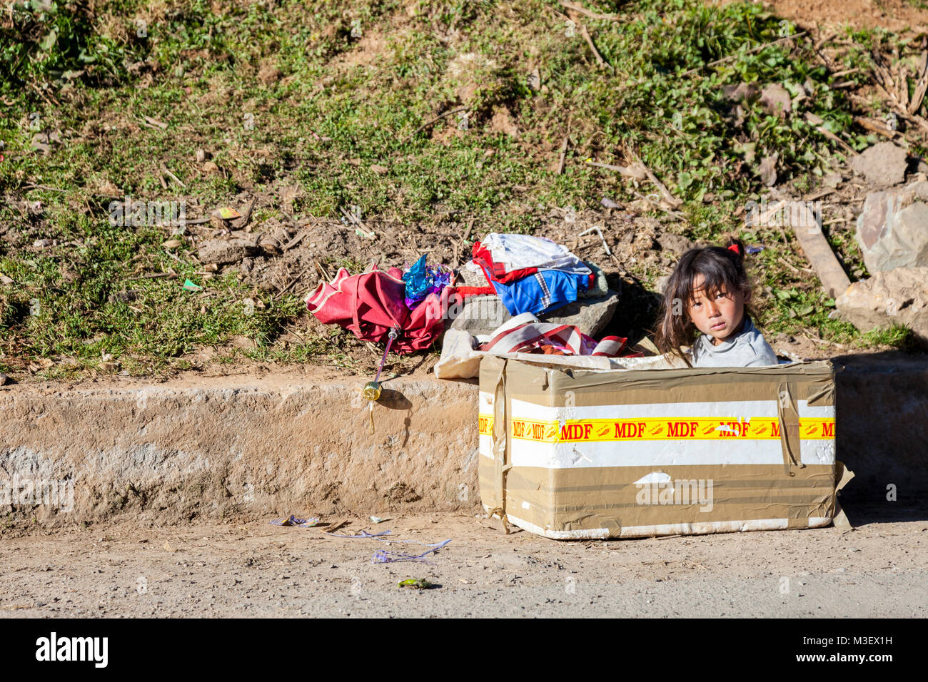 Phobjikha, Bhutan. Giovane ragazza bhutanesi seduto in una scatola. Foto Stock