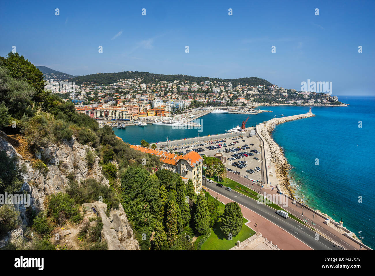 Francia, dipartimento Alpes-Maritime, Côte d'Azur, Nizza, Pointe de Rauba-Capeu, vista dell'ingresso al porto Lympia da Castle Hill Foto Stock