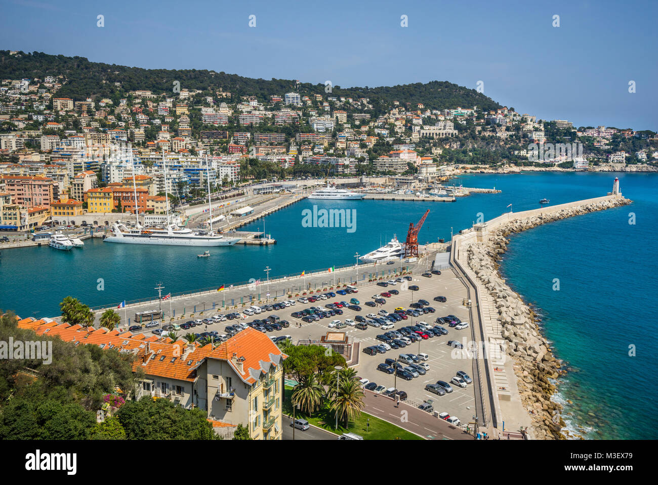 Francia, dipartimento Alpes-Maritime, Côte d'Azur, Nizza, Pointe de Rauba-Capeu, vista dell'ingresso al porto Lympia da Castle Hill Foto Stock