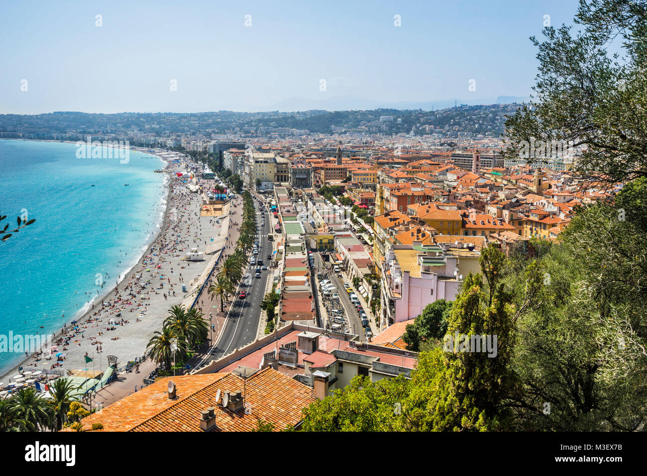 Francia, dipartimento Alpes-Maritime, Côte d'Azur, in vista del bel mare e il Cours Saleya mercato da Castle Hill Foto Stock