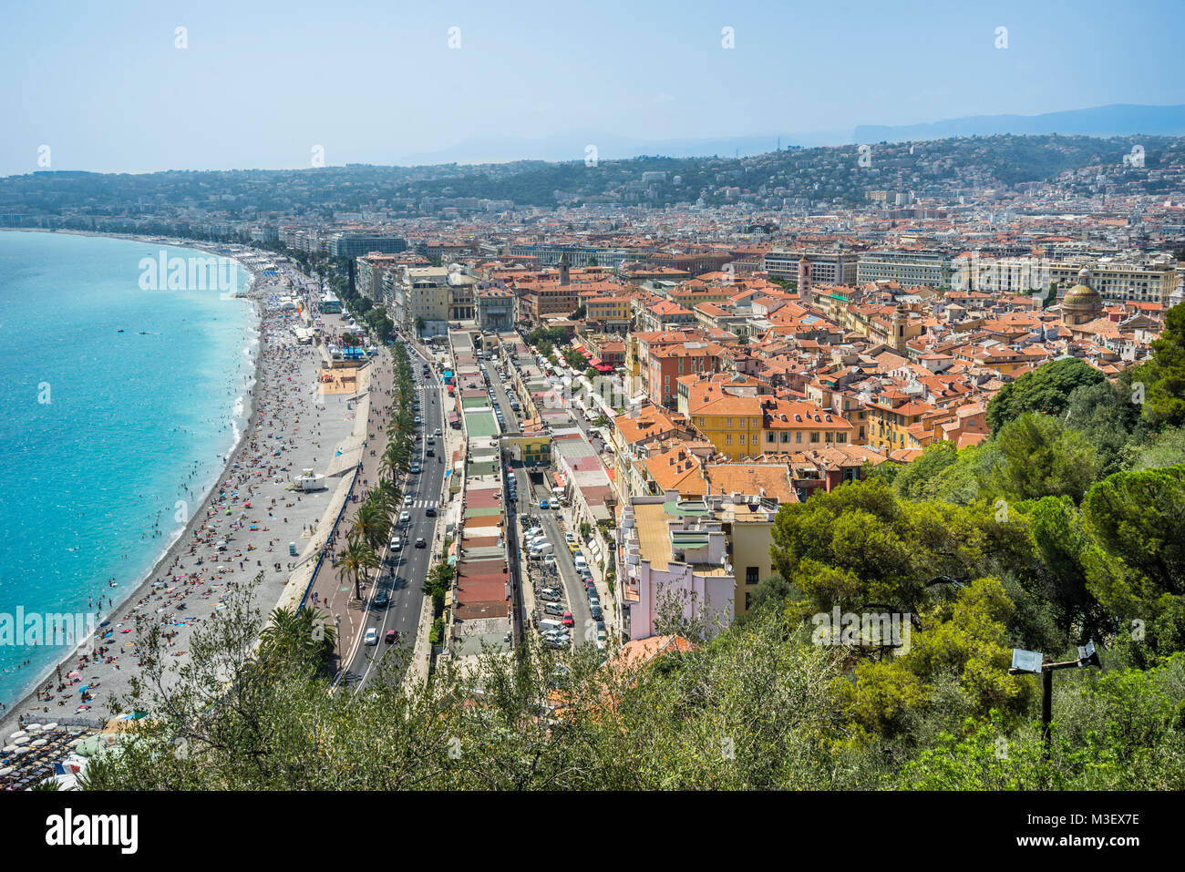 Francia, dipartimento Alpes-Maritime, Côte d'Azur, in vista del bel mare e il Cours Saleya mercato da Castle Hill Foto Stock