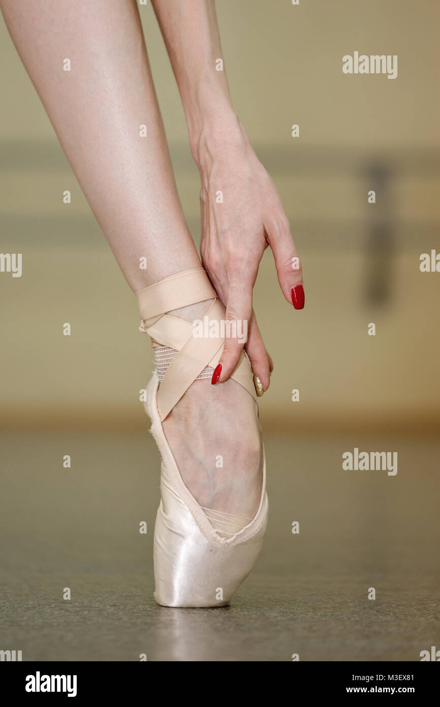 Gamba di una ballerina in Pointe. Bella mano graziosa. La prova della danza  in punta di piedi. Le riprese di close-up Foto stock - Alamy