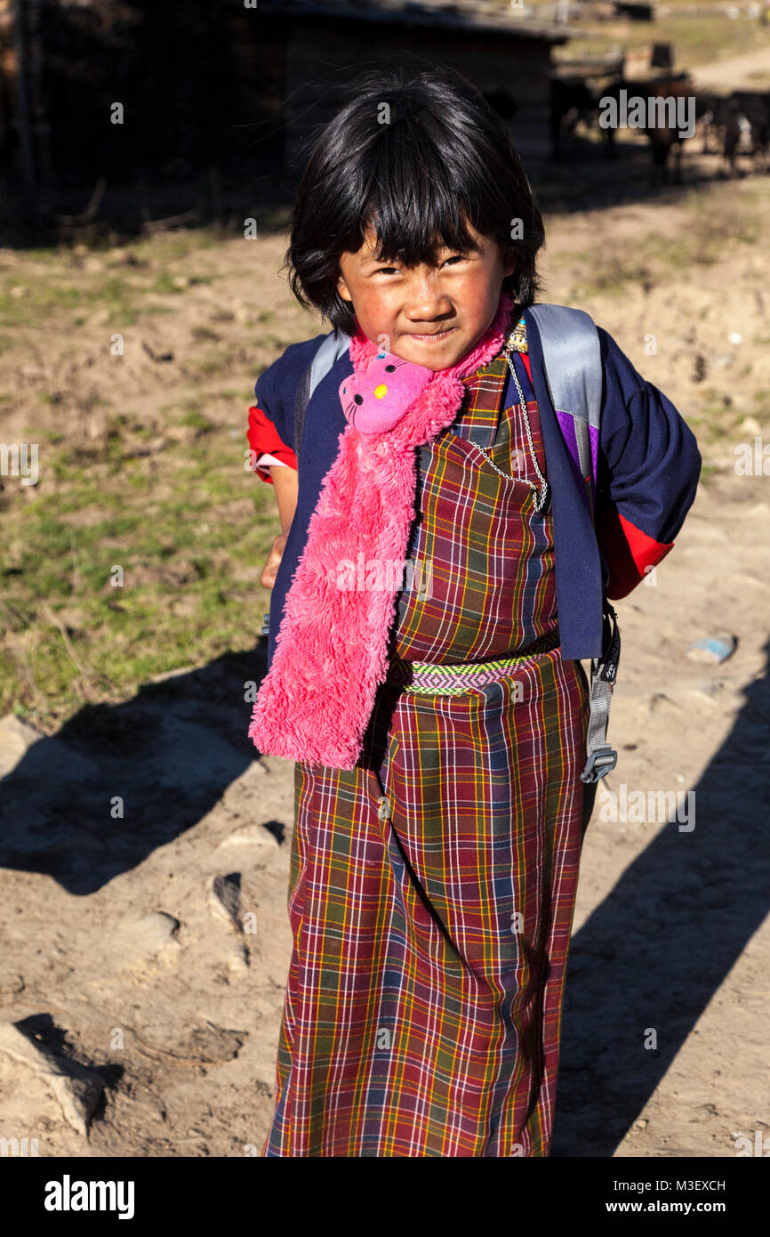 Phobjikha, Bhutan. Giovane ragazza bhutanesi indossando abiti tradizionali Kikorthang Village. Foto Stock