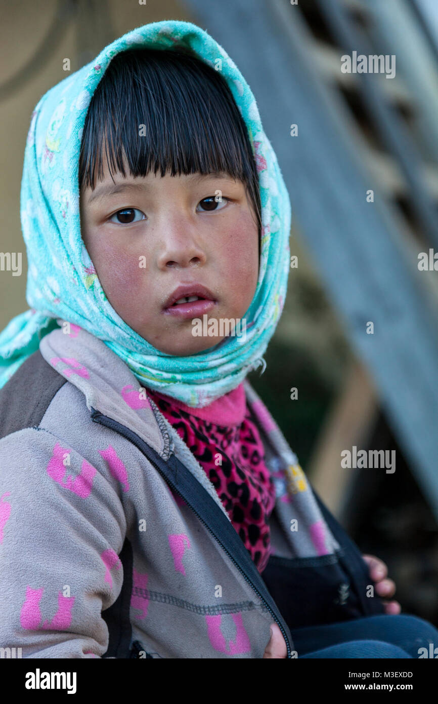 Phobjikha, Bhutan. Giovane ragazza bhutanesi, Kikorthang Village. Foto Stock