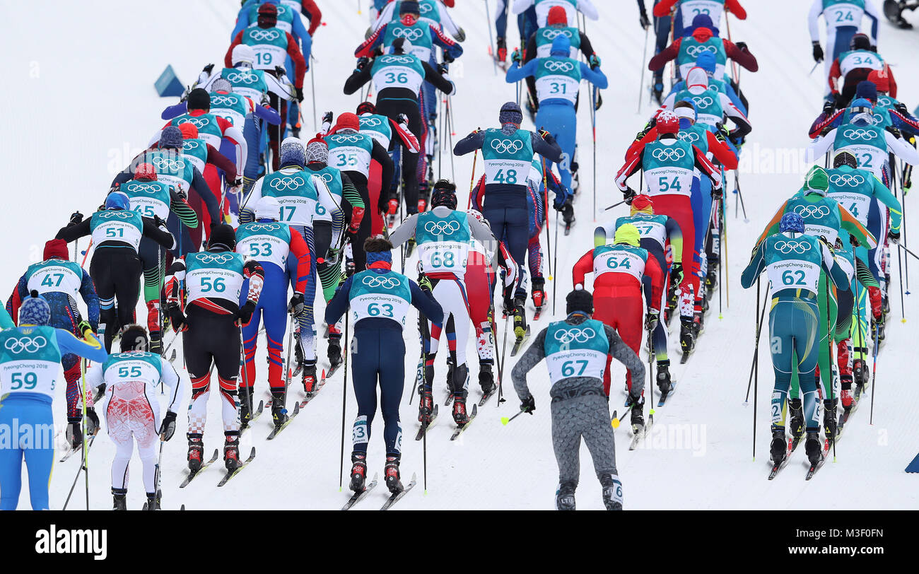 Avvio di massa per la mens 15km + 15km Skiathlon al Alpensia Centro Sci Fondo durante il giorno due di PyeongChang 2018 Giochi Olimpici Invernali in Corea del Sud. Foto Stock