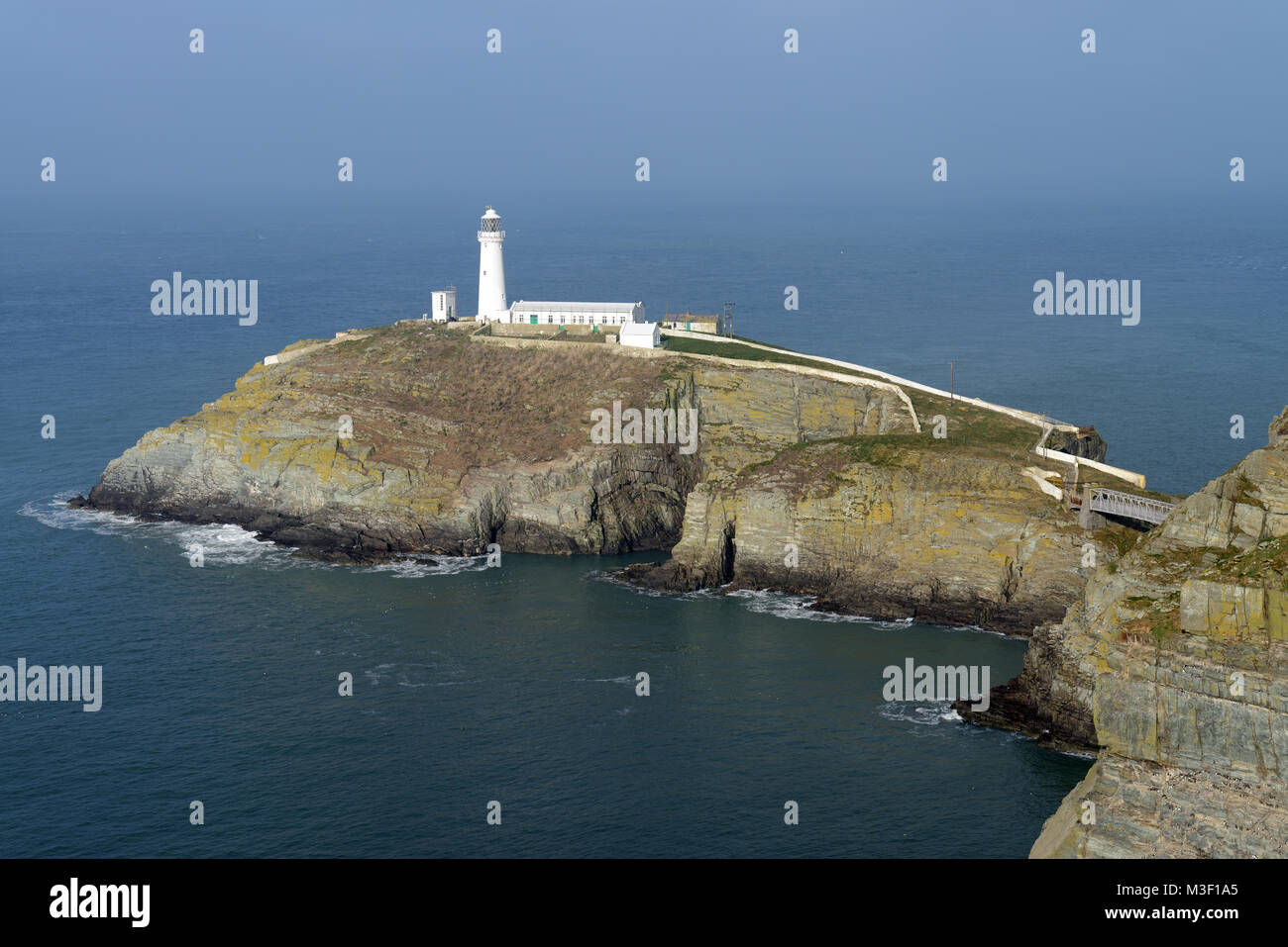 Sud pila Faro è situato su una piccola isola a nord-ovest della costa di Isola Santa, Anglesey. È stato costruito nel 1809. Foto Stock