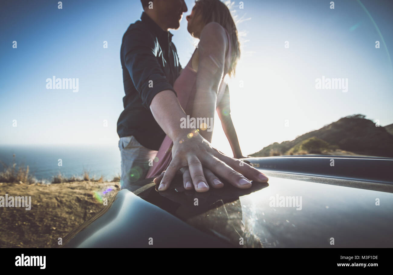 Momento romantico sulla scogliera a Malibu. Paio di guardare il panorama dalle loro auto Foto Stock