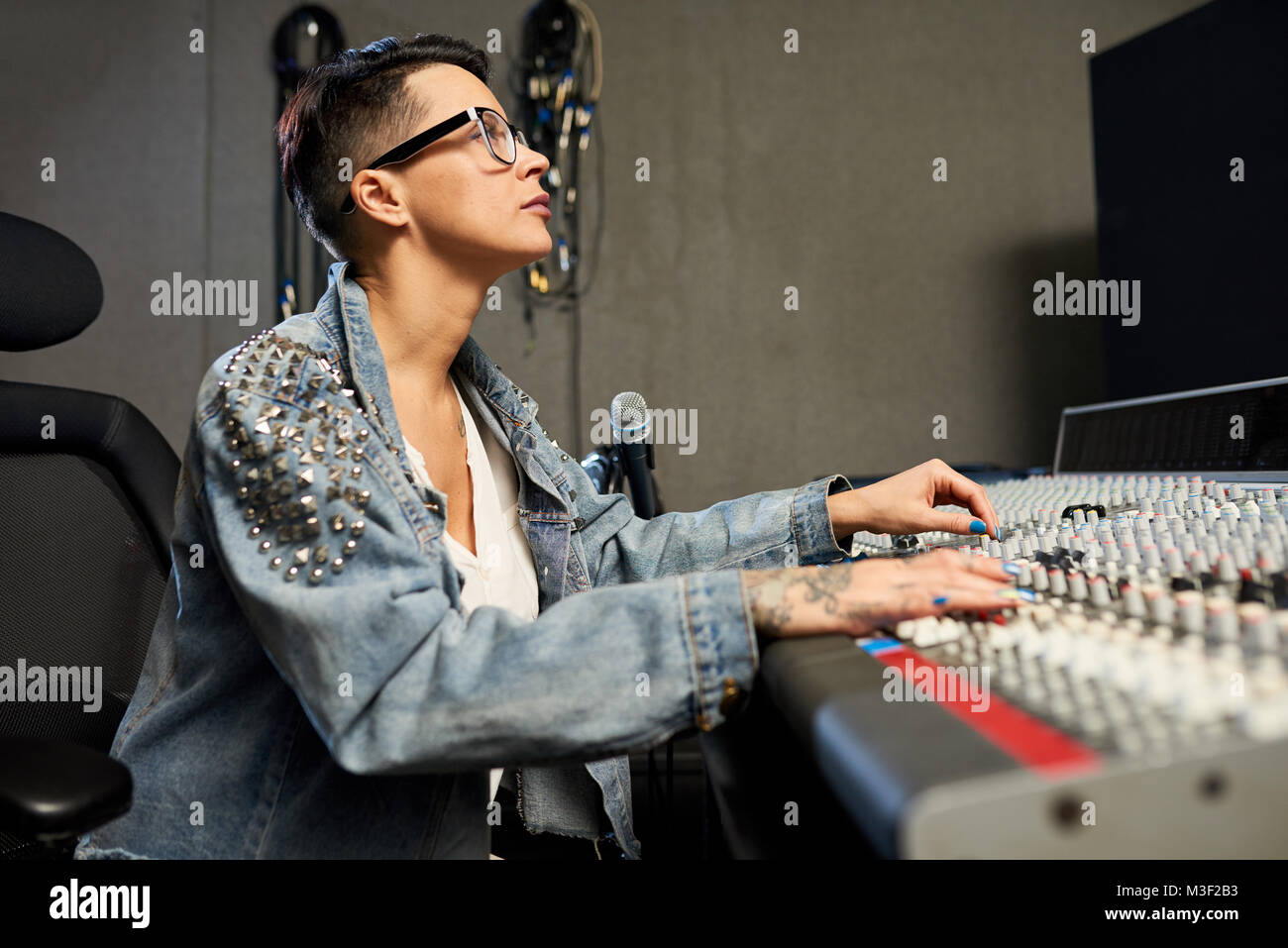 Occupato audio femmina ingegnere di lavoro in studio di registrazione Foto Stock