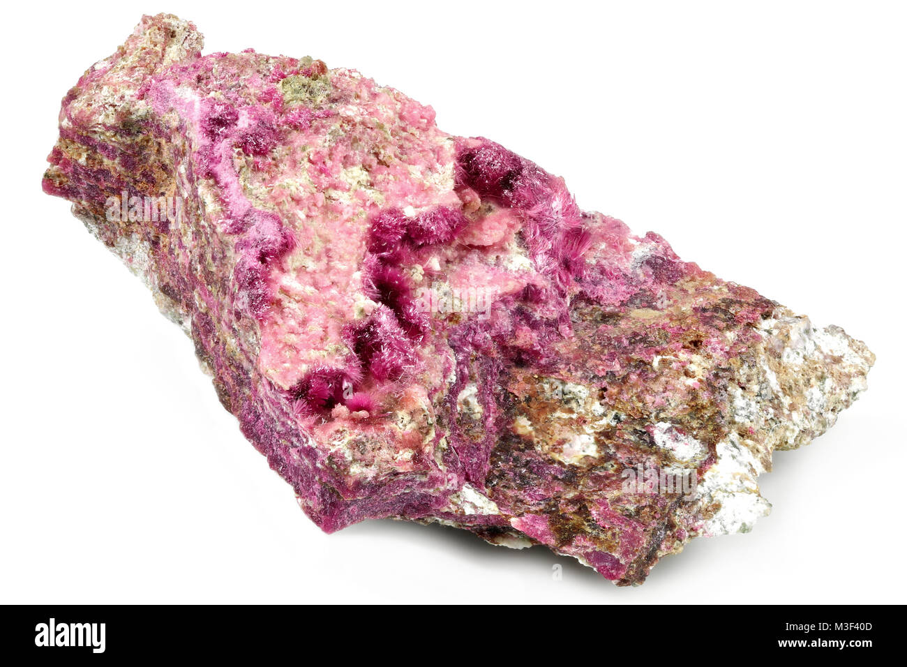 Erythrite (cobalto bloom) dal Messico isolato su sfondo bianco Foto Stock