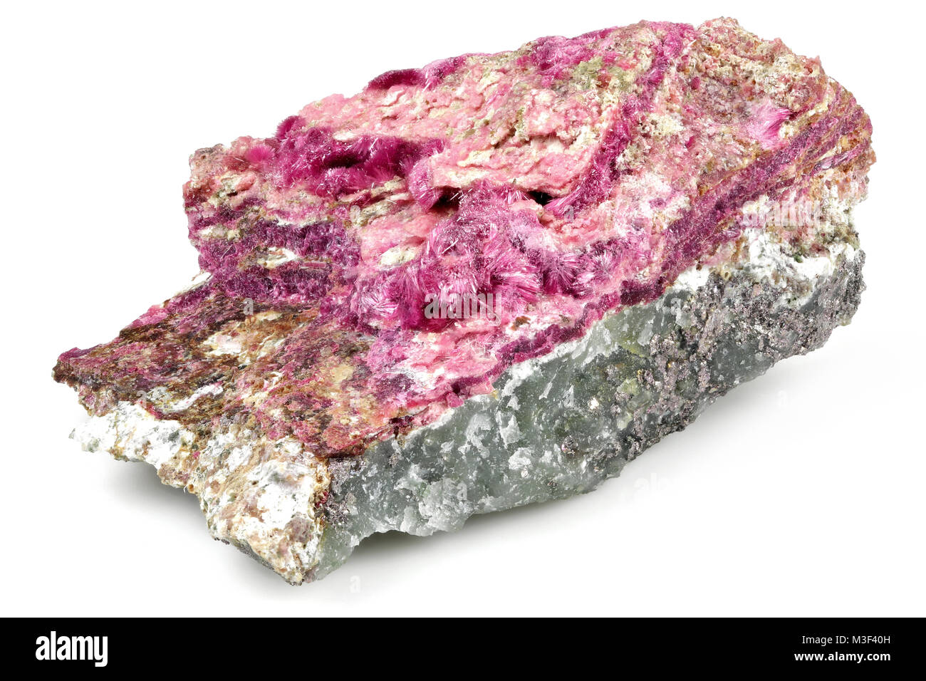 Erythrite (cobalto bloom) dal Messico isolato su sfondo bianco Foto Stock