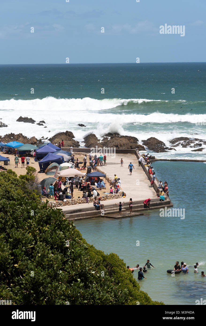 Una piscina di acqua salata a Kogel Bay resort su False Bay, Western Cape, Sud Africa. Foto Stock