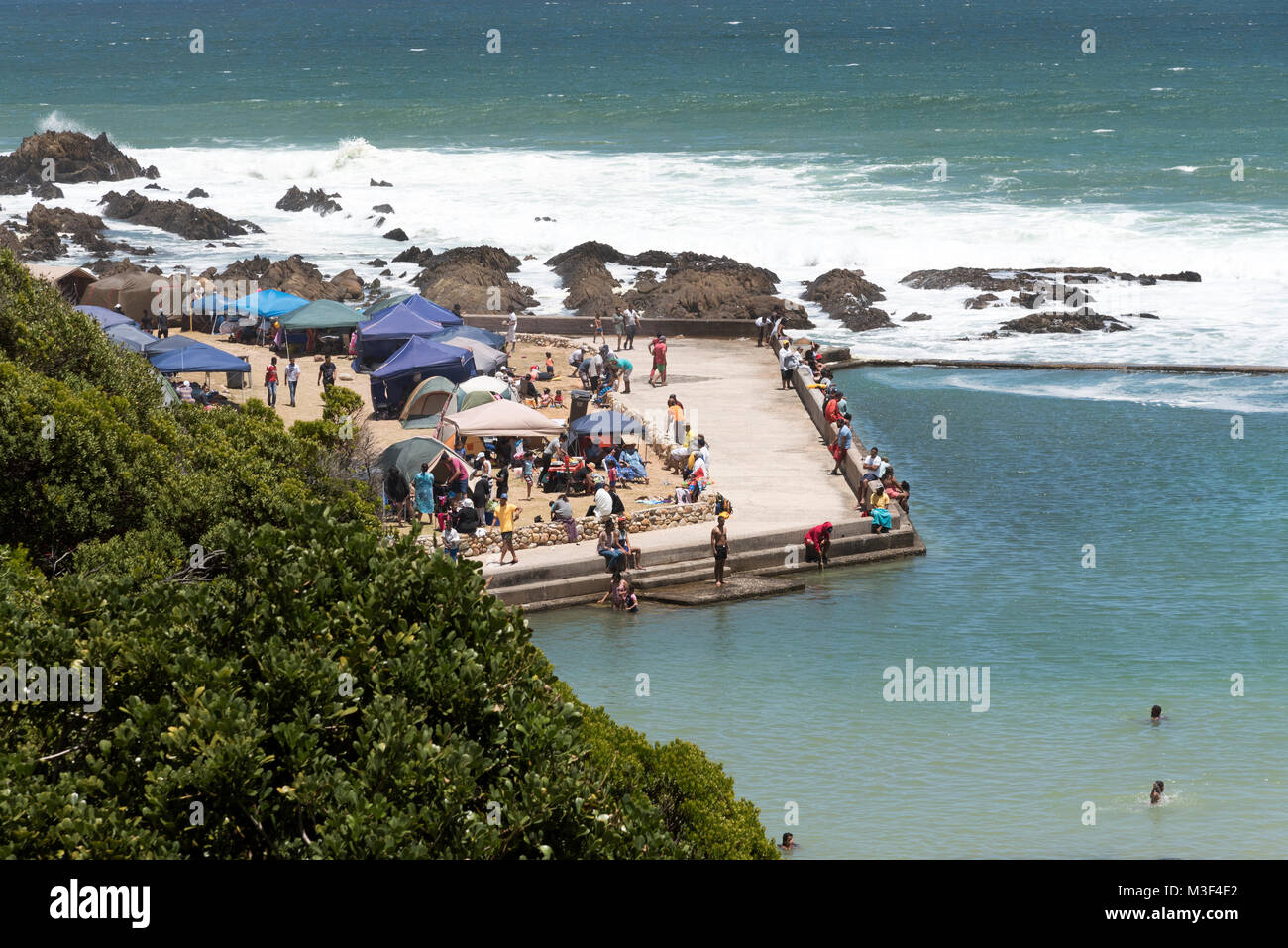 Una piscina di acqua salata a Kogel Bay resort su False Bay, Western Cape, Sud Africa. Foto Stock
