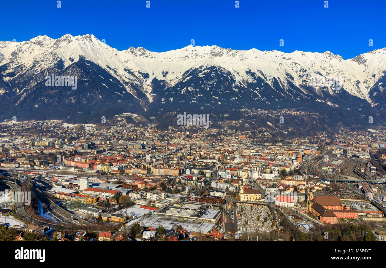 INNSBRUCK, Austria - 27 gennaio: (nota del redattore: latitudine di esposizione di questa immagine è stata aumentata digitalmente.) la città e le Alpi sono visti da Bergisel Ski Jump on gennaio 27, 2018 a Innsbruck, Austria. Foto Stock