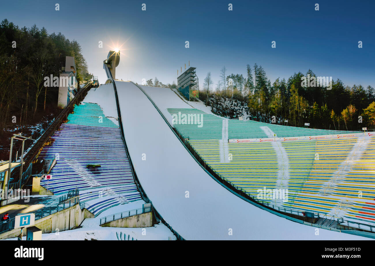 INNSBRUCK, Austria - 27 gennaio: (nota del redattore: latitudine di esposizione di questa immagine è stata aumentata digitalmente.) Il Bergisel Ski Jump è visto da stadio su gennaio 27, 2018 a Innsbruck, Austria. Foto Stock