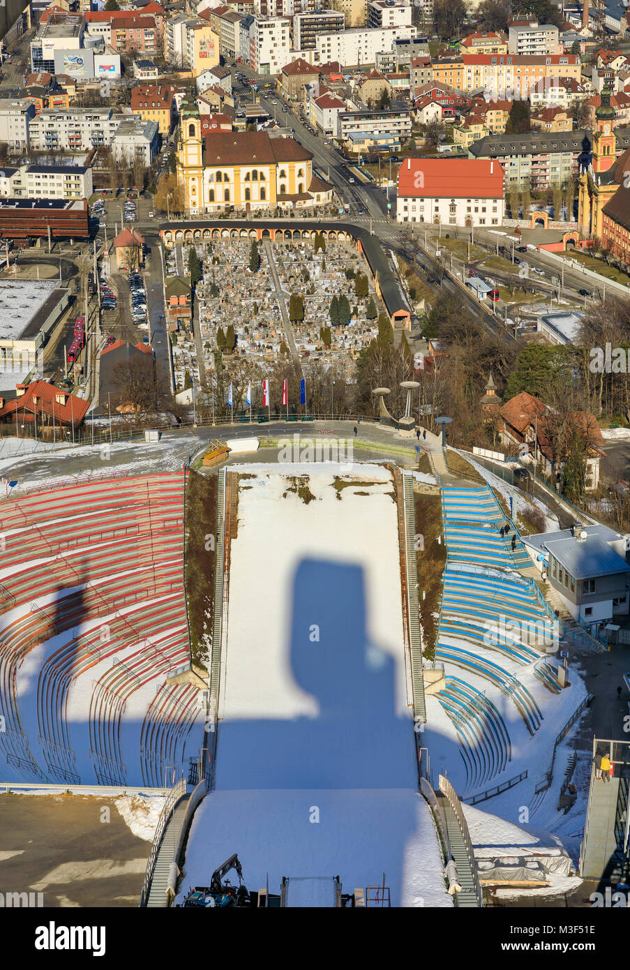 INNSBRUCK, Austria - 27 gennaio: (nota del redattore: latitudine di esposizione di questa immagine è stata aumentata digitalmente.) lo Stadio Olimpico e il cimitero sono visto dalla cima del Bergisel Ski Jump on gennaio 27, 2018 a Innsbruck, Austria. Foto Stock