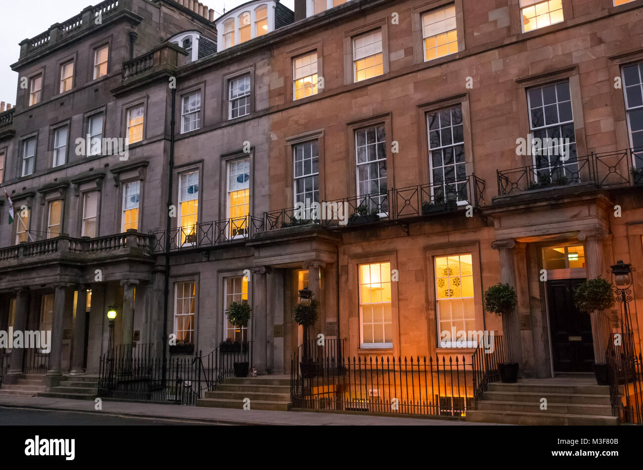 Grand edifici in stile georgiano con windows accesa fino al crepuscolo, compreso il Consolato di India con il pennone, Rutland Square, Edimburgo, Scozia, Regno Unito Foto Stock
