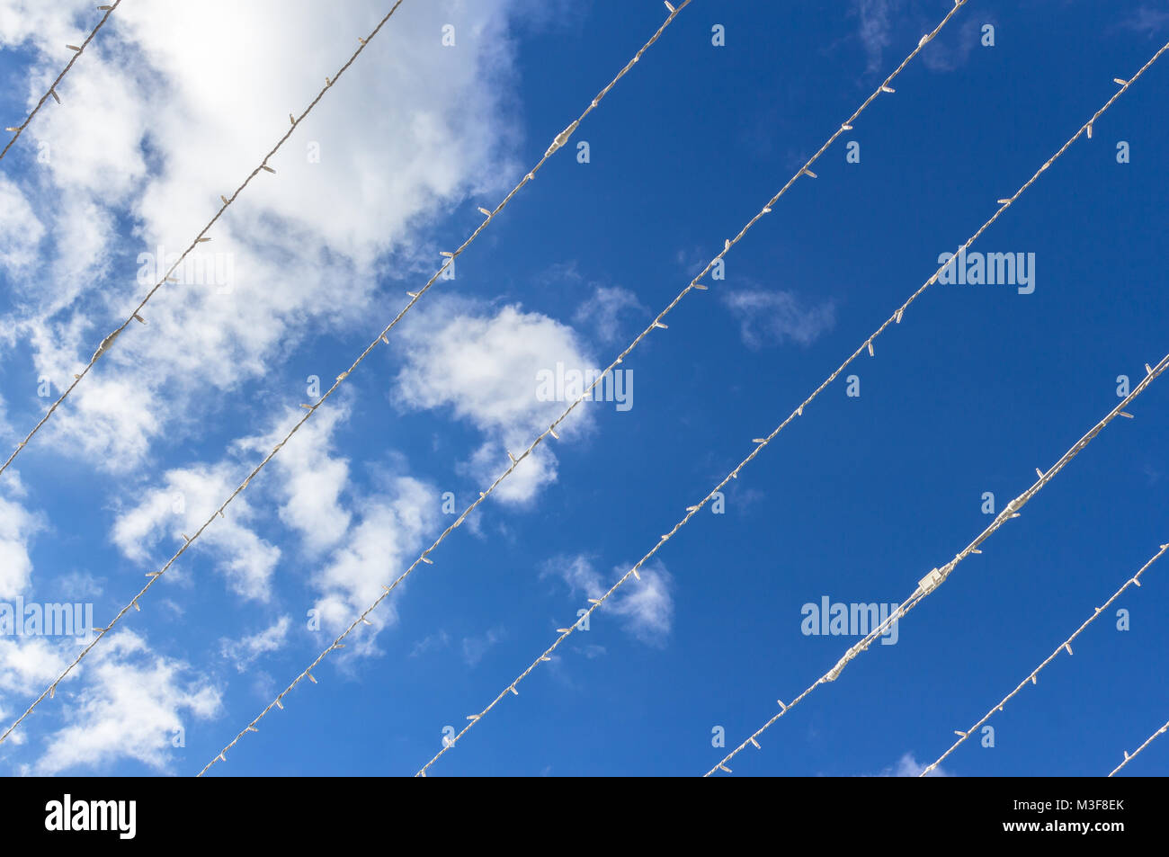 Le Luminarie off contro il cielo blu Foto Stock