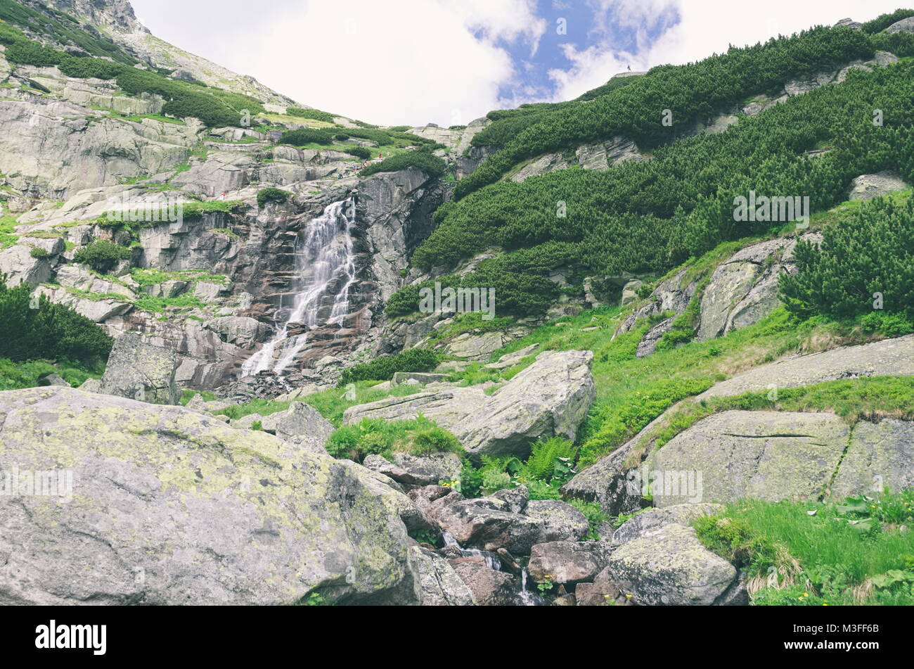 Skok cascata in Alti Tatra in un giorno di estate Foto Stock