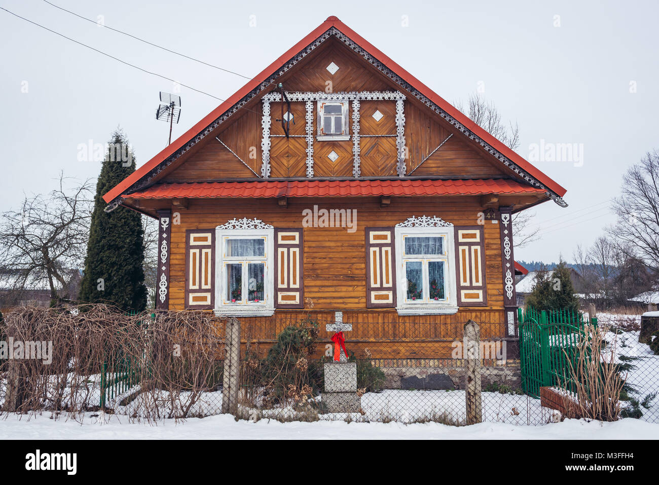 Casa in legno in Soce villaggio sulla cosiddetta Terra di ante aperte del sentiero, famosa per l'architettura tradizionale nel Voivodato Podlaskie di Polonia Foto Stock