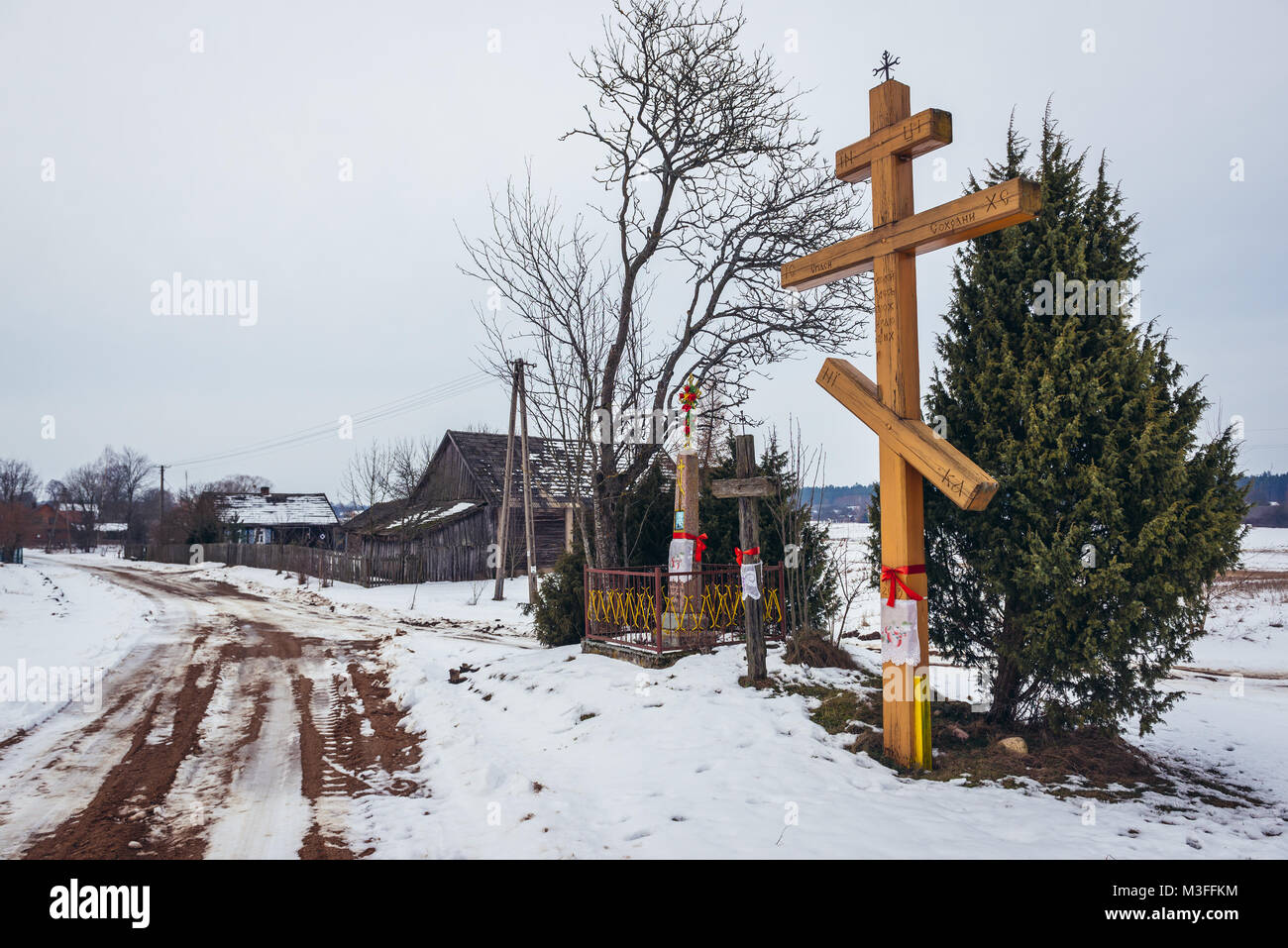 Edicola croce ortodossa nel villaggio Soce nel cosiddetto paese di aprire le persiane, famosa per la tradizionale architettura Podlaskie nella regione della Polonia Foto Stock